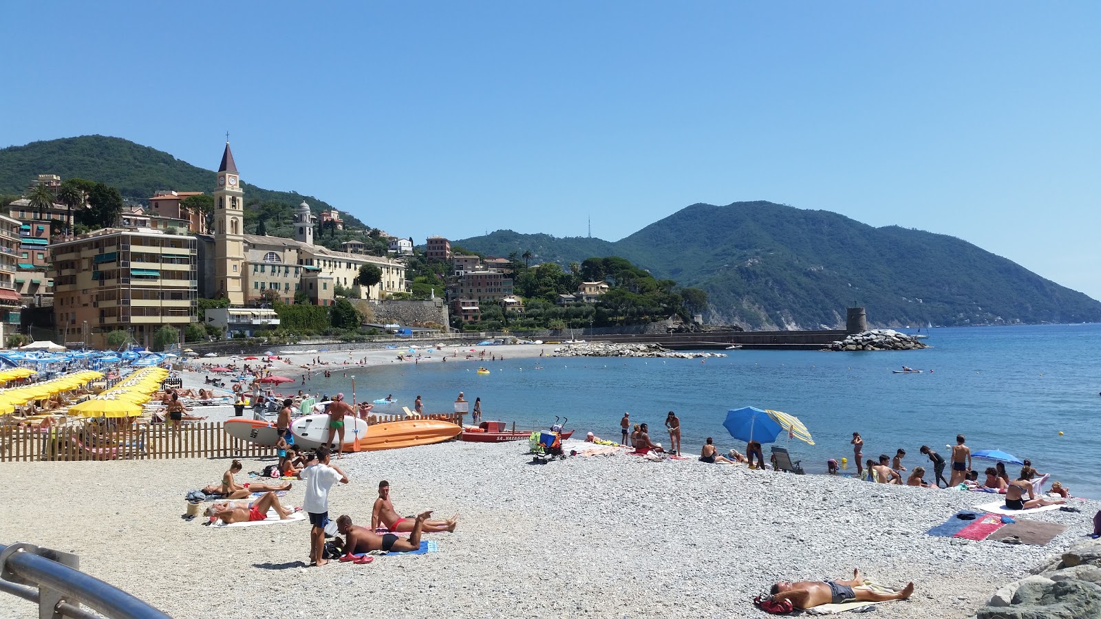 Spiaggia di Recco的照片 带有灰色细卵石表面