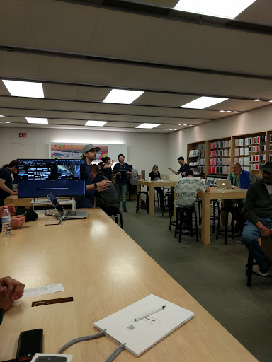 Computer Store «Apple Shadyside», reviews and photos, 5508 Walnut St, Pittsburgh, PA 15232, USA