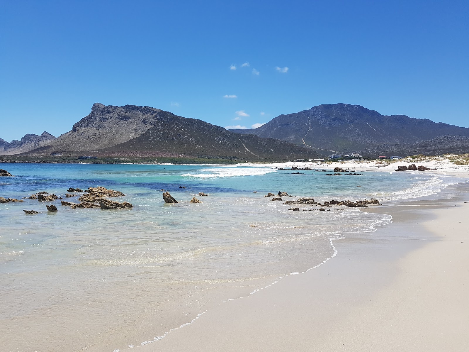 Foto di Pringle Bay beach con una superficie del acqua cristallina