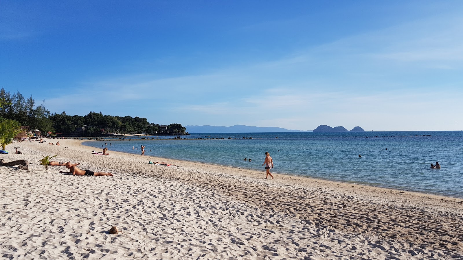 Foto de SriThanu Beach com areia brilhante superfície