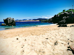 Playa de Quejo'in fotoğrafı dağlarla çevrili