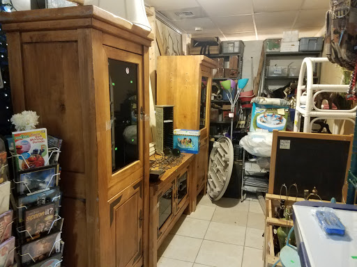 Thrift Store «Thrifty Nickel Tampa Thrift Store Re-Sale», reviews and photos, 7706 W Hillsborough Ave, Tampa, FL 33615, USA