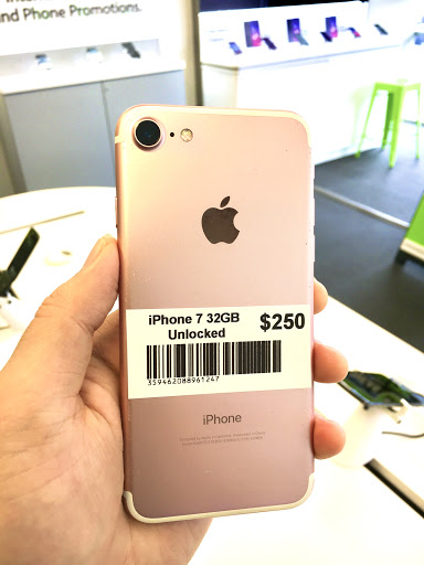 Cell Phone Store «Tracfone Wireless Exclusive Store (Cellphone Repair- iPhone Repair- Screen Repair)», reviews and photos, 10812 SE Oak St b, Portland, OR 97222, USA