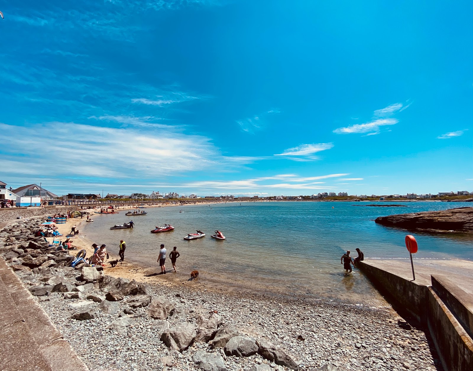 Fotografie cu Trearddur Bay beach cu golfuri de mijloc