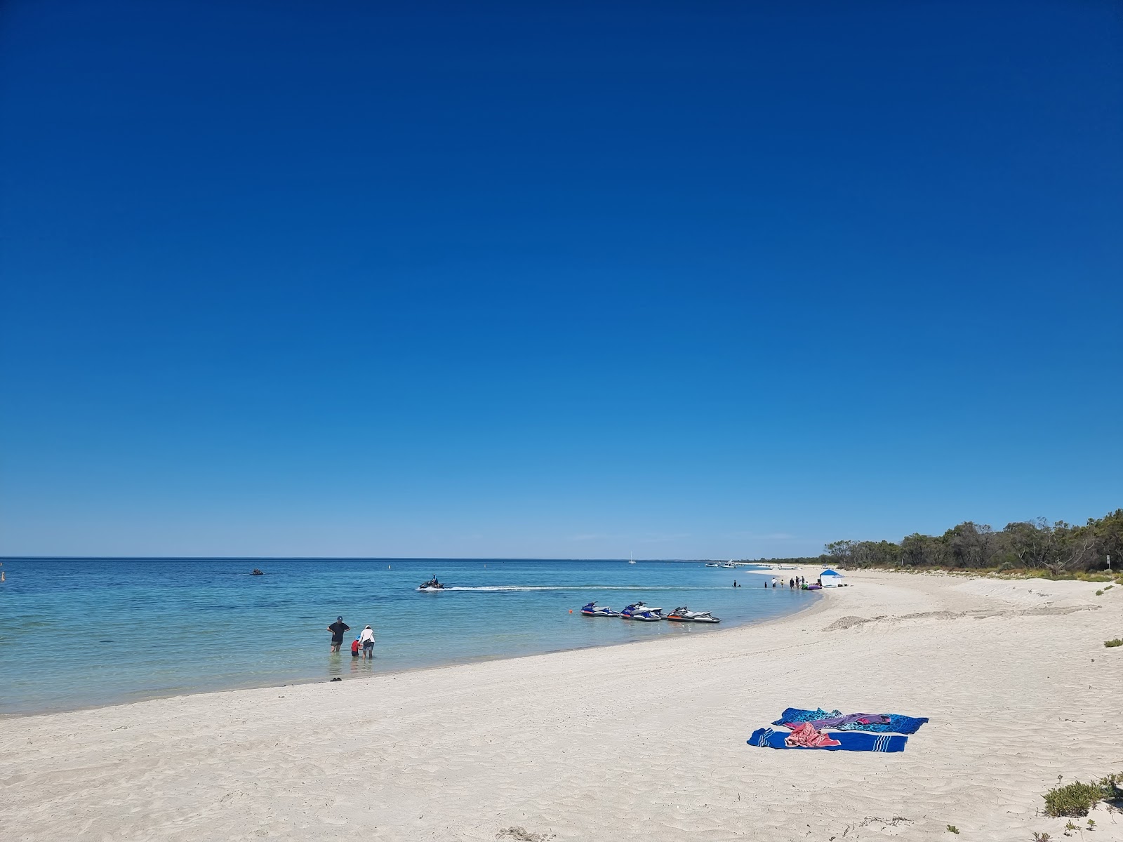 Foto van Quindalup Beach met fijne beige zand oppervlakte