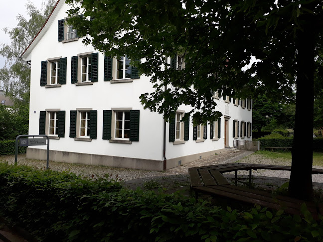 Kommentare und Rezensionen über Schulhaus Heinrich Bosshardt- Str.
