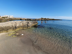 Photo de Isoletta Beach entouré de montagnes