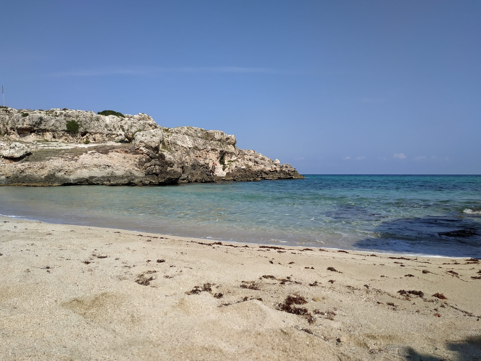 Foto von Lido Porto Camicia Beach umgeben von Bergen