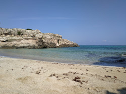 Foto von Lido Porto Camicia Beach umgeben von Bergen