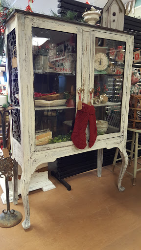 Furniture Store «3 Vintage Chicks», reviews and photos, 13012 N Cave Creek Rd, Phoenix, AZ 85022, USA