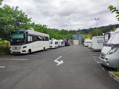 Parking camping car gratuit carrefour market à Sarlat-la-Canéda