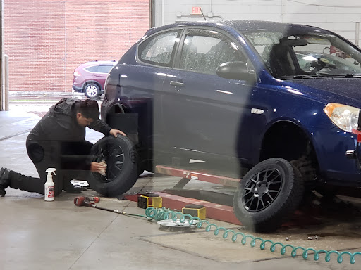 Tire Shop «Discount Tire Store - Joliet, IL», reviews and photos, 1719 W Jefferson St, Joliet, IL 60435, USA