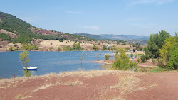 Foto von Plage du lac Salagou mit eine gerade küstenlinie
