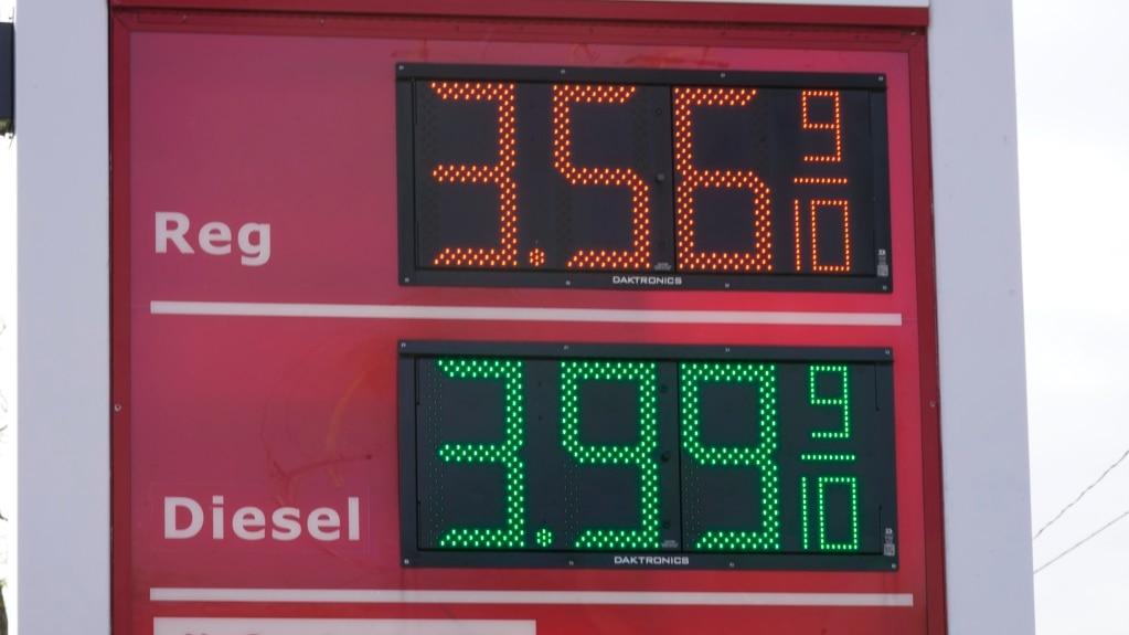 Bảng giá xăng tại một trạm xăng ở thành phố Philadelphia, ngày 17 tháng 11, 2021.
