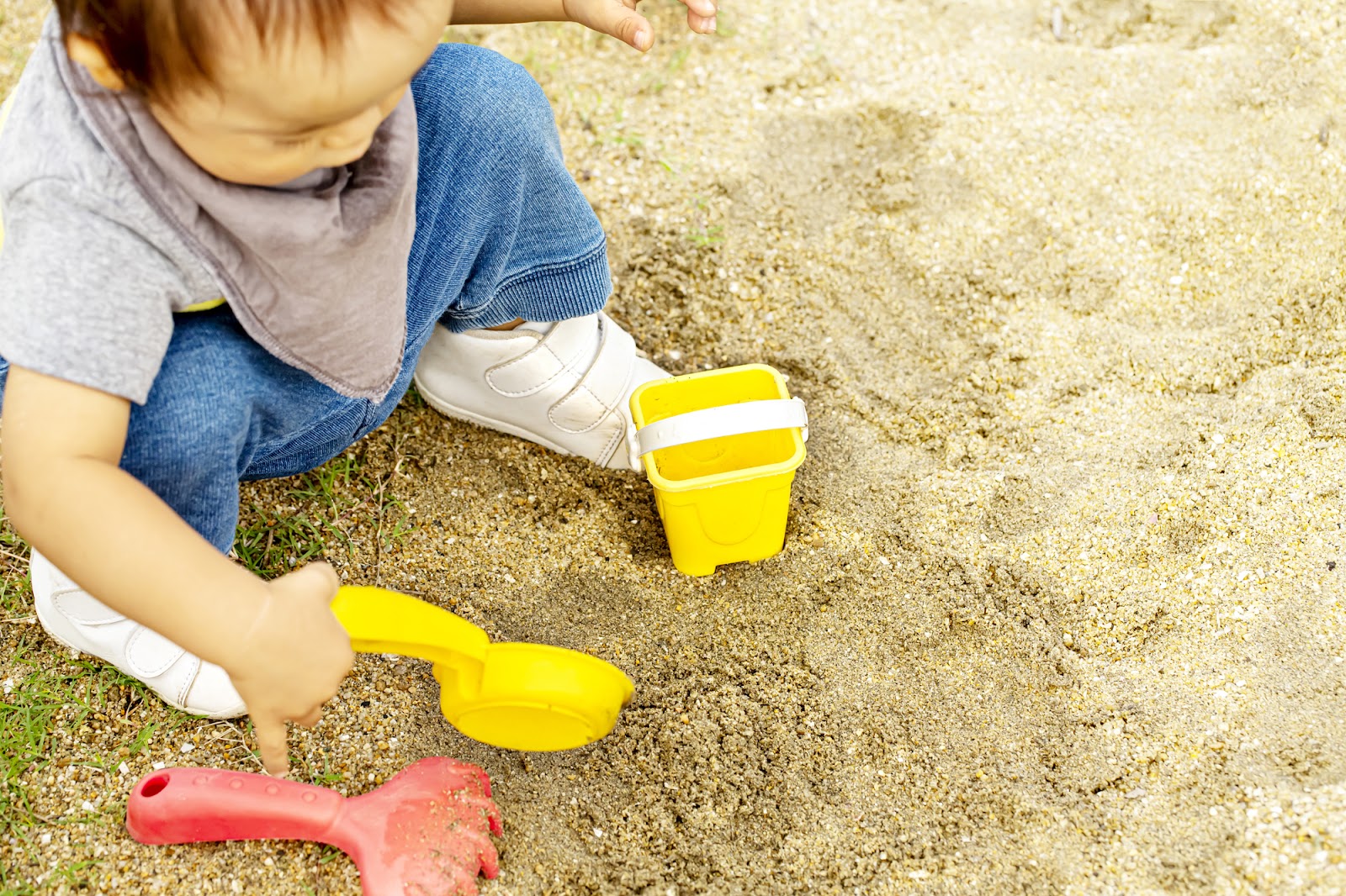 砂遊びのねらいを知ることでもっと楽しく遊べる！教諭がメリットや遊び方を紹介