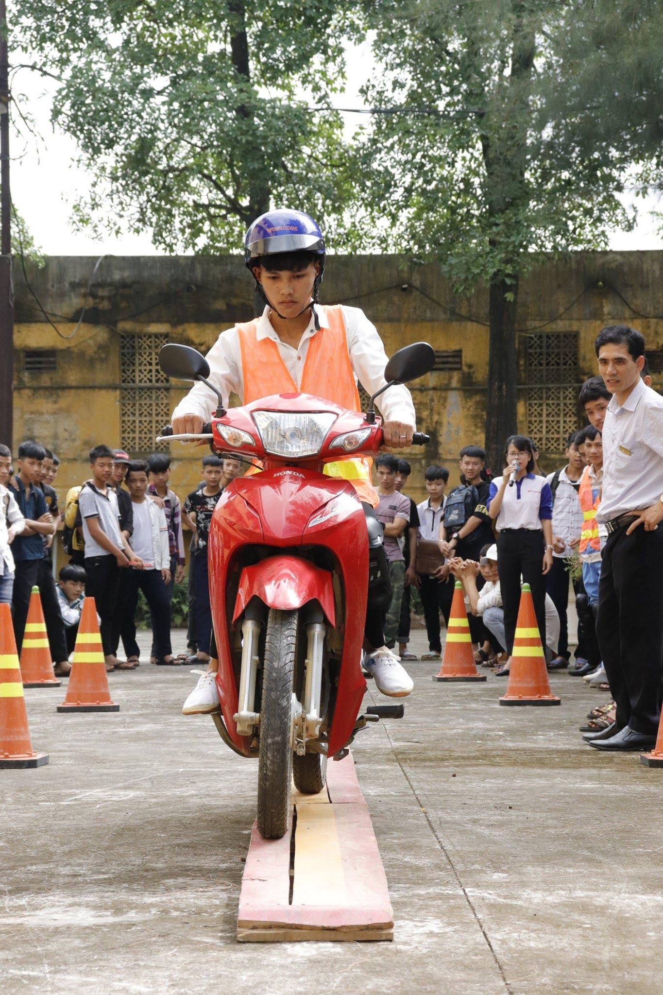 Hình ảnh có thể có: 3 người, ngoài trời