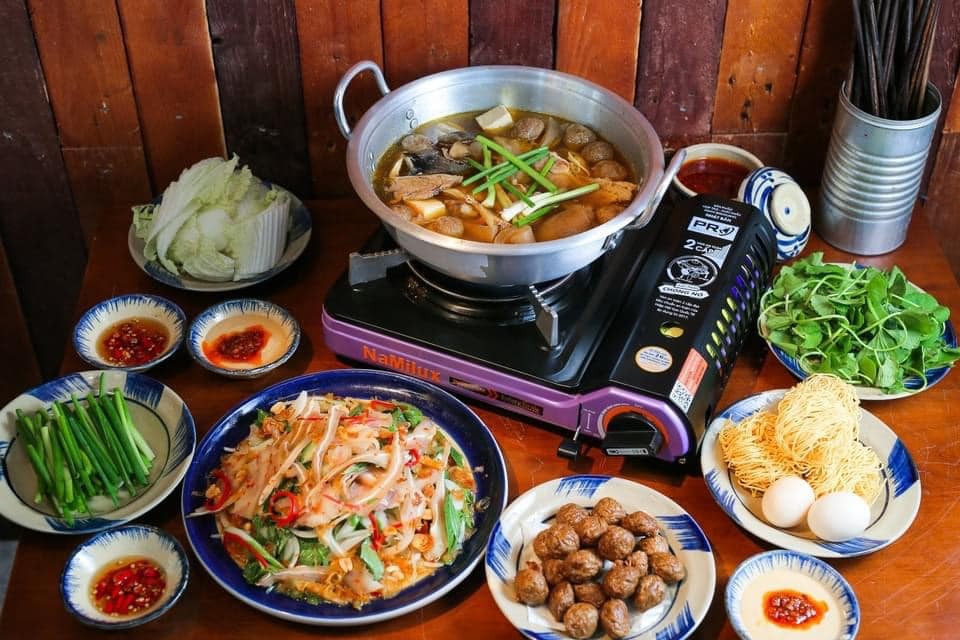Quán Lẩu bò quán gỗ độc đáo đặc sản nổi tiếng ở Đà Lạt, du khách nhất định phải đến ăn một lần. 
