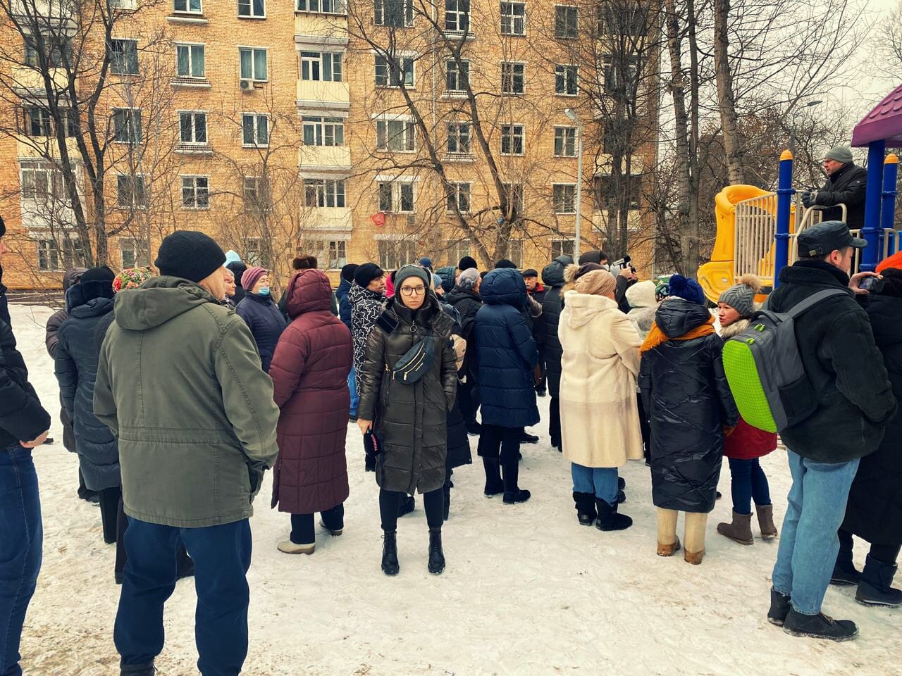 Возможно, это изображение (2 человека, люди стоят и на открытом воздухе)