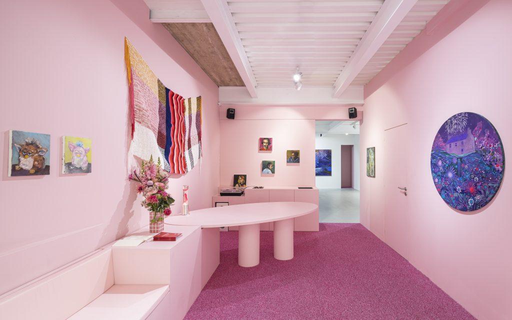 pop-up store dans une galerie rose à Paris