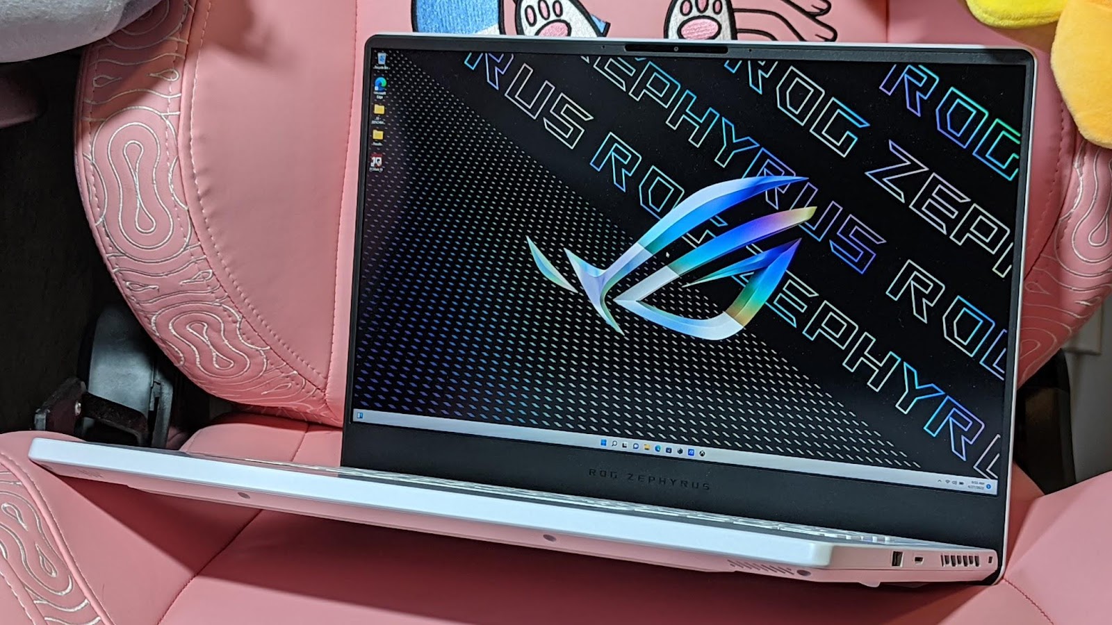 This image shows the ASUS ROG Zephyrus G15 2022 under the sunshine.