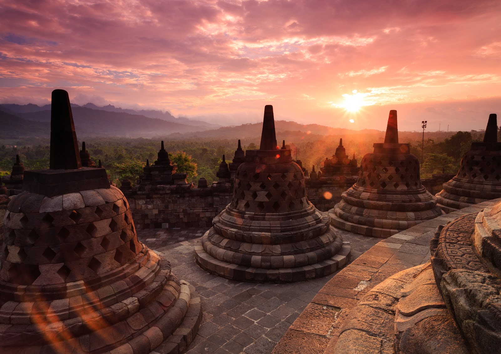 senja di candi borobudur