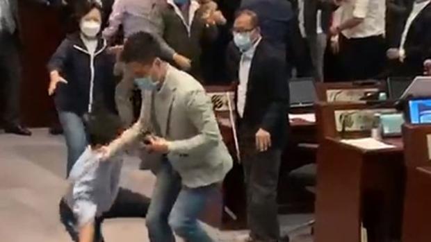 本月8日立法會內務委員會期間，人民力量陳志全被工聯會郭偉拉跌拖行，導致椎間盤移位。田北辰預計屆時情況可能更混亂。（資料圖片）