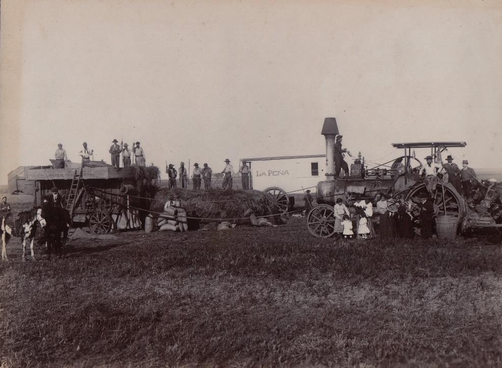 Foto en blanco y negro de un grupo de personas en una granja

Descripcin generada automticamente