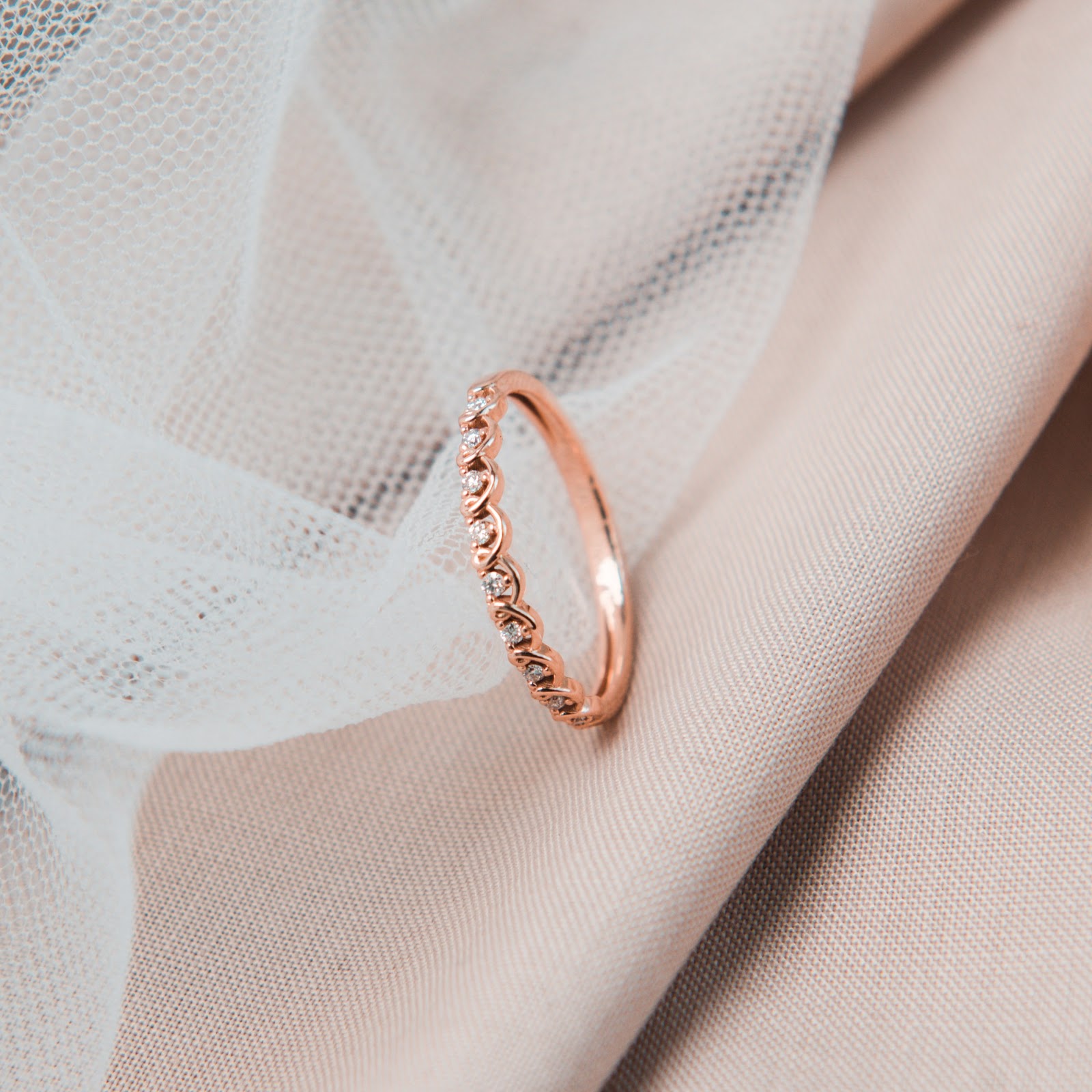Solitaire Ring dengan Little Heart Crown