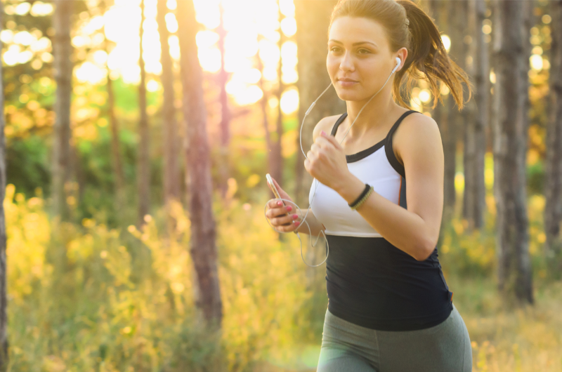 femme qui fait du jogging dans les bois