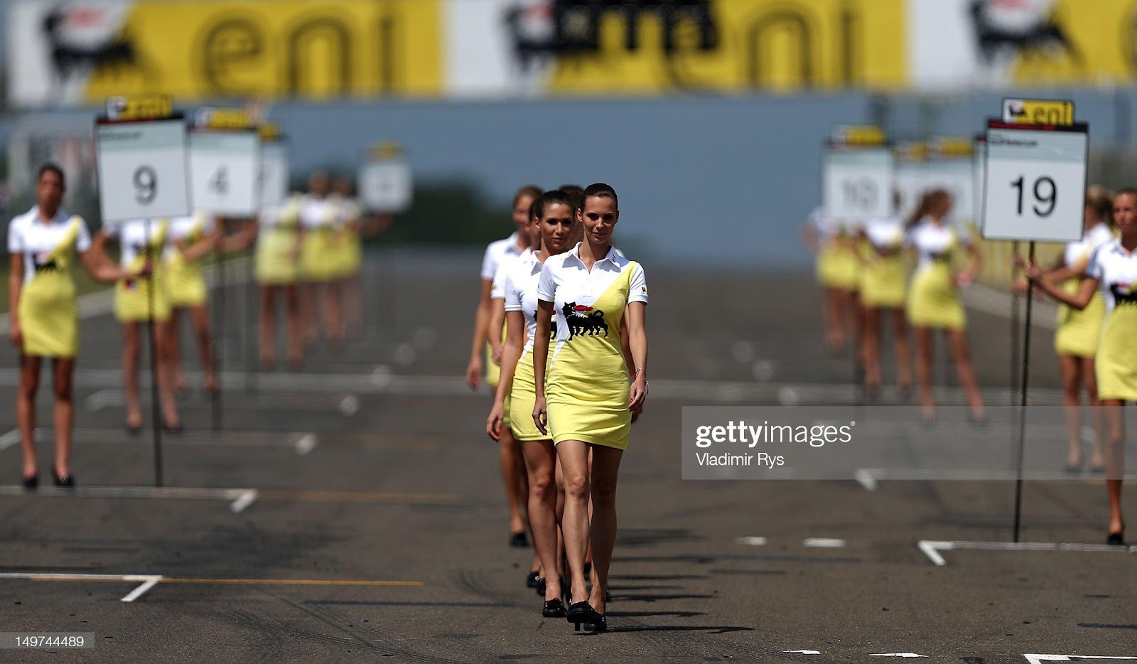 D:\Documenti\posts\posts\Women and motorsport\foto\Getty e altre\Budapest\grid-girls-are-seen-after-qualifying-for-the-hungarian-formula-one-picture-id149744489.jpg