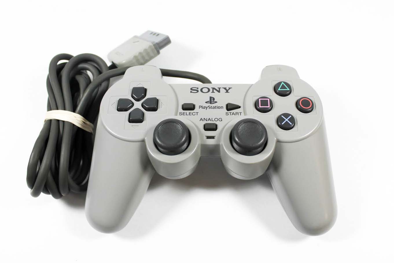 Le Dual Analog Controller, vous remarquerez la ressemblance des sticks avec les dernières manettes de Sony (PS4 et PS5)