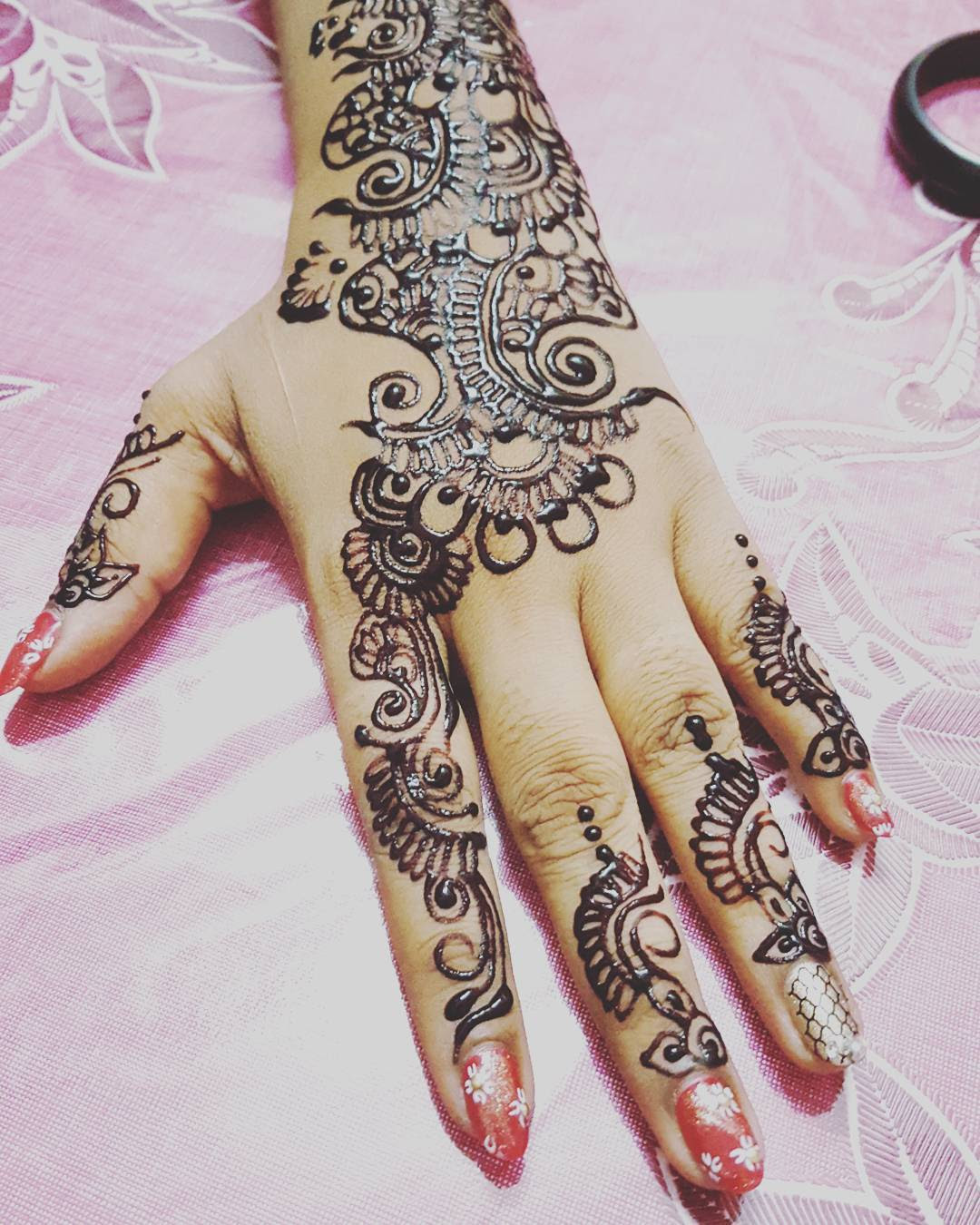 Terpopuler Gambar Henna Tangan Warna Hitam, Model Henna