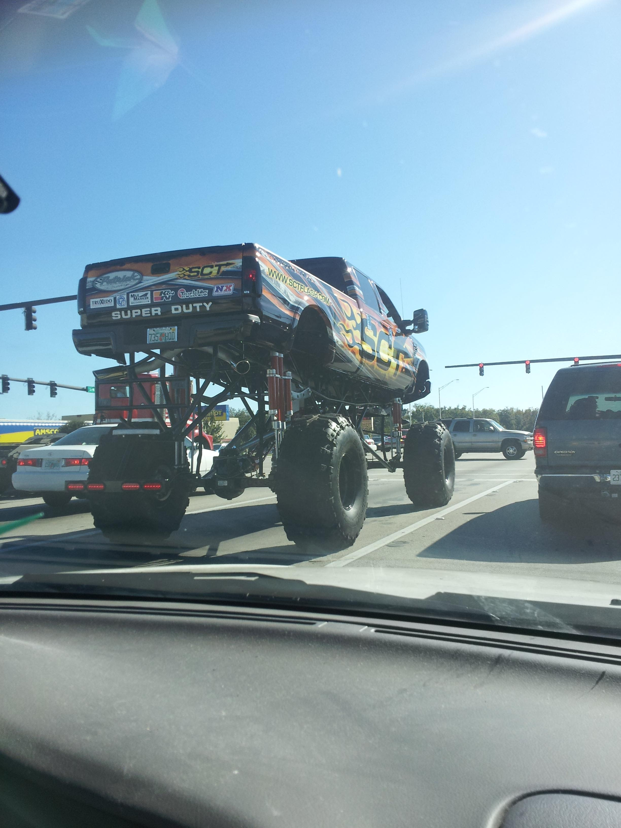 Carro monstro na estrada carro monstro monster na estrada