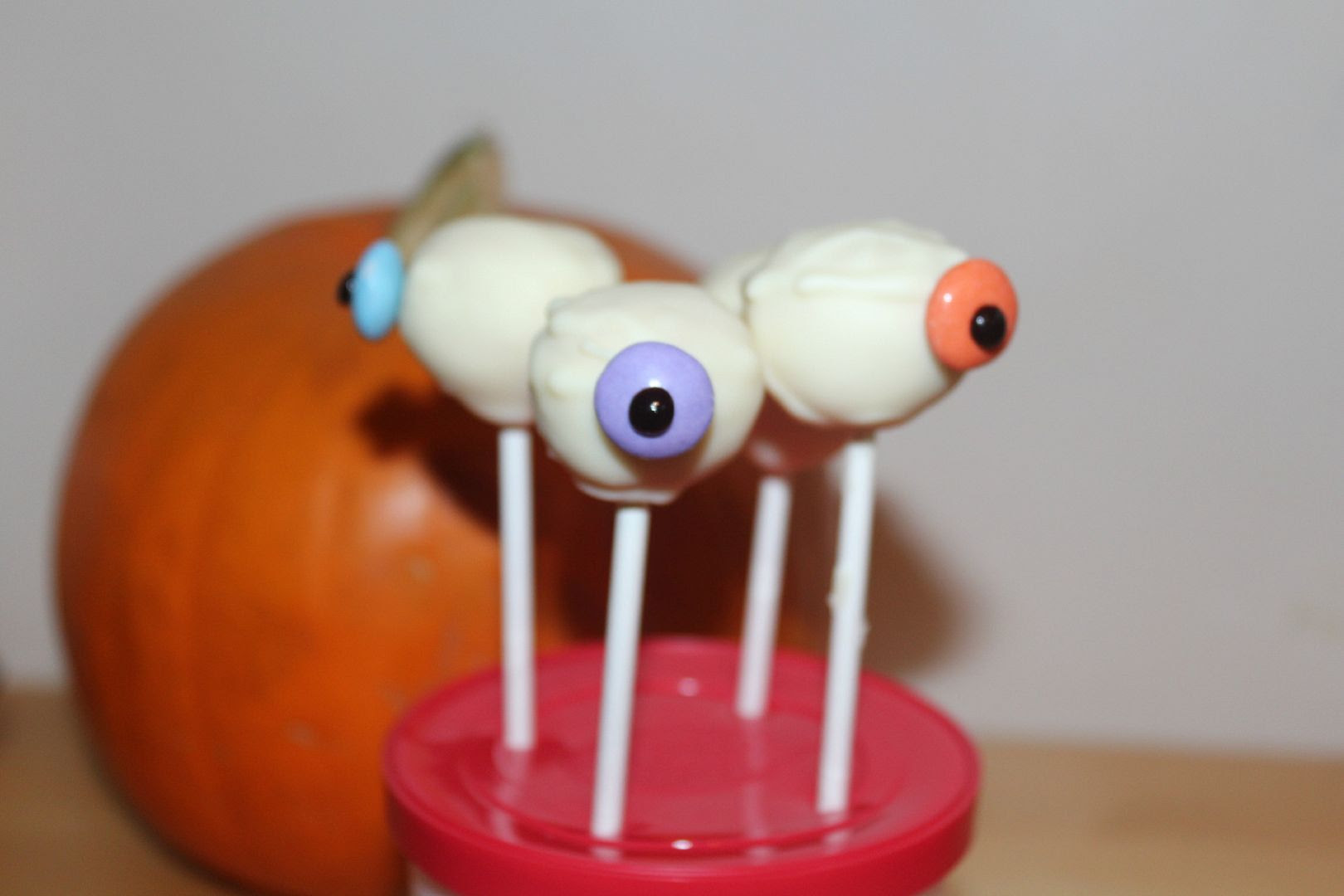 eyeball-cake-pops