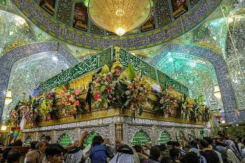 Fidèles autour du tombeau de l'Imam Hussein, à l'intérieur du mausolée