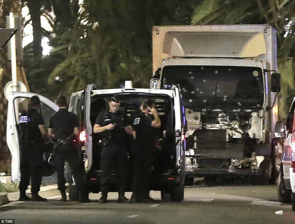 Shootout: Depois de zig-zague através de multidões o terrorista saltou do seu camião cheias de bala e dispararam contra multidões antes de um atirador da polícia mataram a tiros
