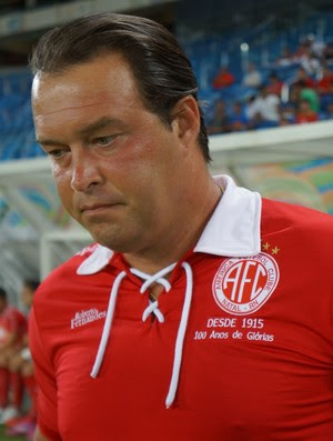 Roberto Fernandes, técnico do América-RN (Foto: Augusto Gomes/GloboEsporte.com)