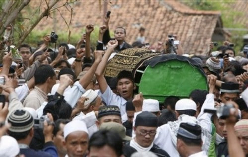 Indonesian Muslims carry the coffin of Bali bomber Imam Samudra in Serang, Banten province, Indonesia, Sunday Nov. 9, 2008. Indonesia executed Samudra, 38, and brothers Amrozi Nurhasyim, 47, and Ali Ghufron, 48, Saturday for helping plan and carry out the 2002 Bali bombings that killed 202 people, many of them foreign tourists. (AP Photo/Achmad Ibrahim)