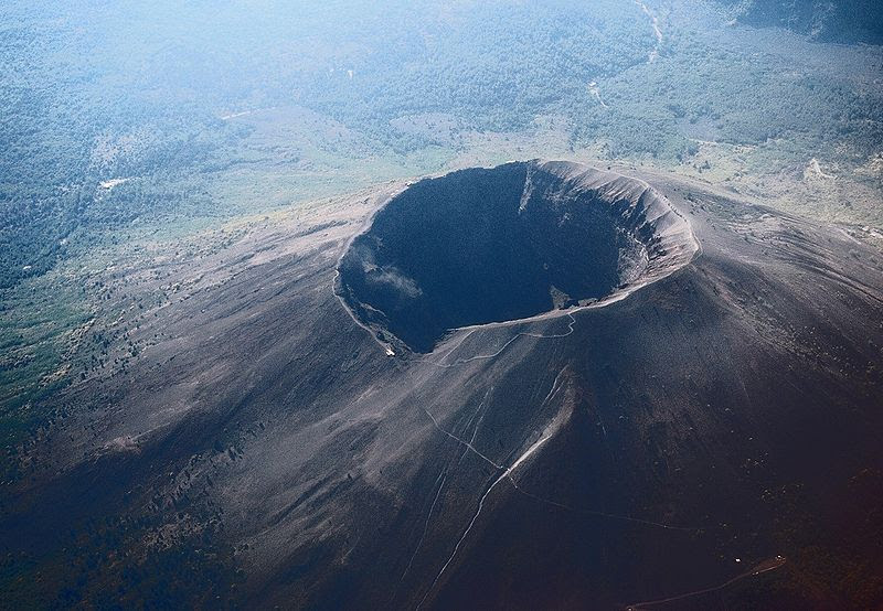 http://volcano.oregonstate.edu/sites/default/files/Vesuvius_from_plane.jpg