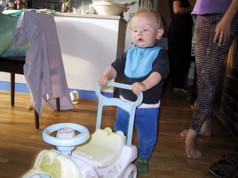 Malthe går bag en vogn. Karen er klar til at hjælpe. 29. aug.