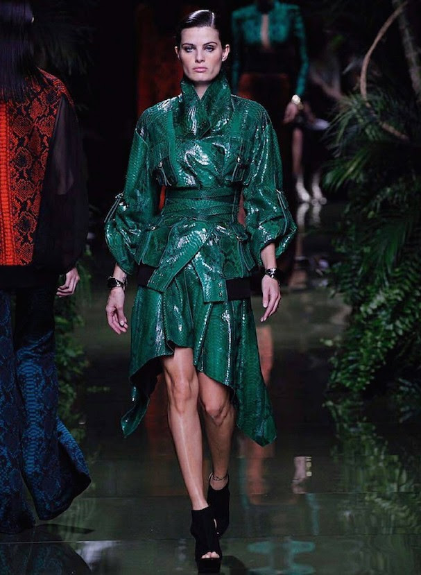 Isabeli Fontana desfila para a Balmain temporada Primavera/Verão 2017 (Foto: Reprodução/Instagram)