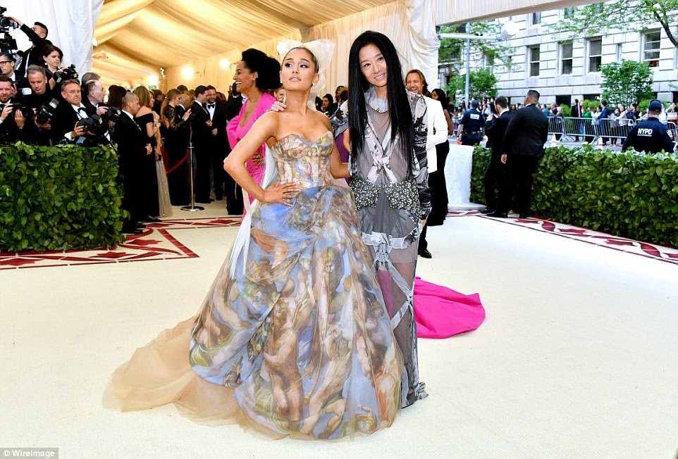 Virando as cabeças: o vestido de Vera Wang, de Ariana Grande, apresenta a pintura O Ãltimo Julgamento, de Michaelangelo, estampada em toda a parte; esta é sua primeira Met Gala; retratado com designer Vera Wang