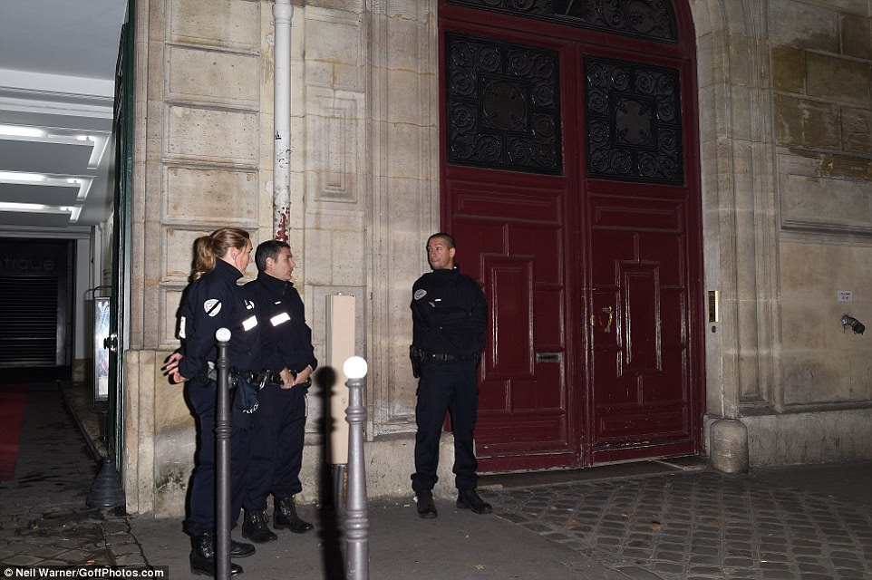 policiais franceses ficam de fora da cena do roubo em Paris na segunda-feira de manhã