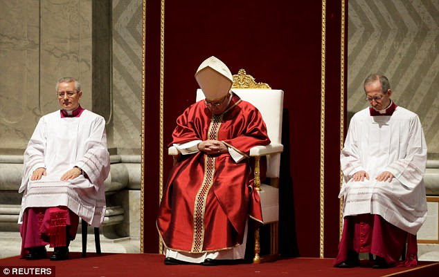 Papa Francisco conduziu a Sexta-Feira Santa Paixão da Missa na BasÃlica de São Pedro no Vaticano na sexta-feira