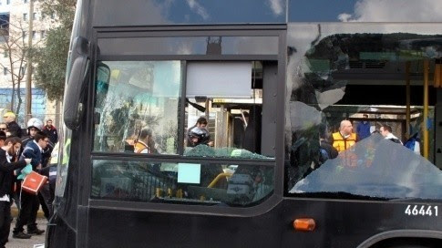 Le bus visé par l'explosion à Jérusalem (AFP)