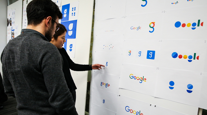 Equipe de designers trabalhando no novo logo do Google (Foto: Divulgação/Google) 