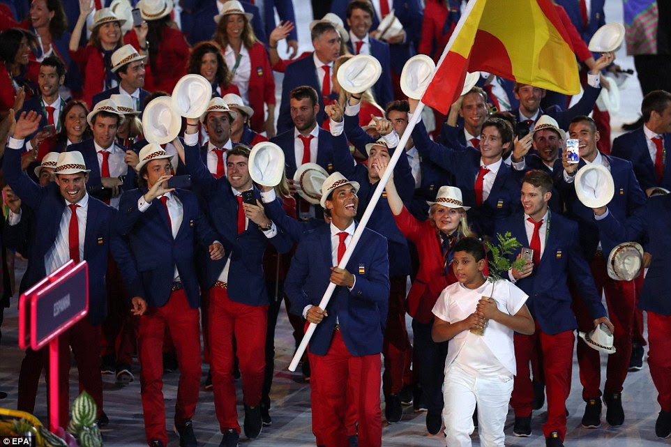 Outro jogador de ténis, Rafael Nadal, foi o porta-bandeira para Espanha e levou o time espanhol durante a cerimônia