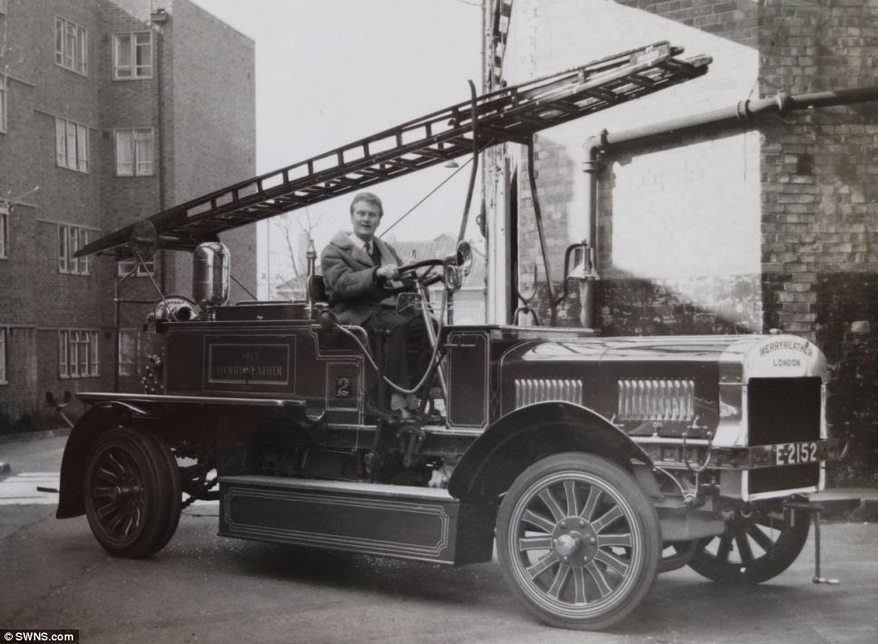 Michael Banfield with the Merryweather fire engine. The company Merryweather was founded in the 19th Century and is still family owned. The founder was Moses Merryweather (1791-1872) of Clapham, who was joined by his son Richard Moses (1839-1877). Appliances were available in small sizes suitable for a country house, pumping about 100 gallons per minute, through to large dockyard models, that could eject 2,000 gallons per minute.
