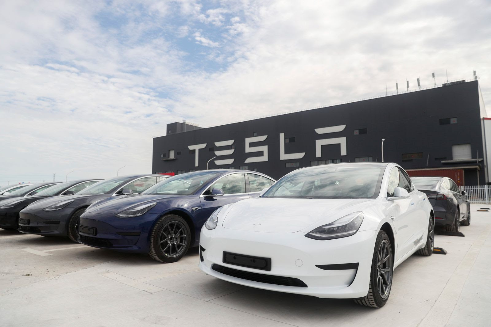 Tesla: Kalifornische Behörde klagt gegen Autobauer