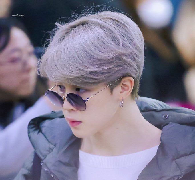 Jimin Pakai Cermin Mata